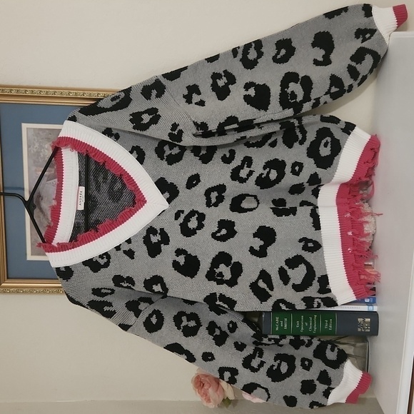 leopard print varsity trim pullover sweater Size largeV-neck Artsy Colorful - Picture 7 of 7